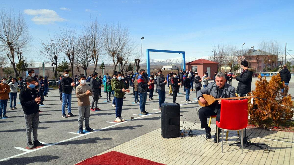 Muş’ta, Covid-19 tedbirleri altında başlatılan yüz yüze eğitim öğretim sürecinin devam ettiği bir köy okulunda öğrenciler müzikle karşılanıyor.