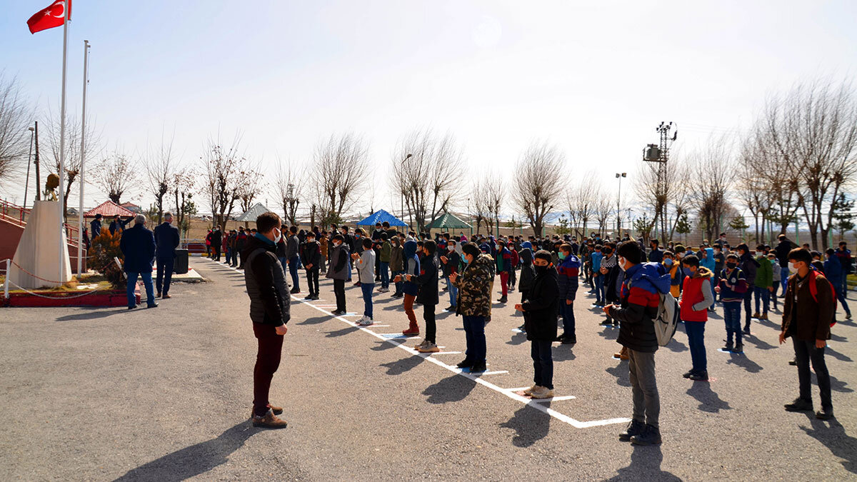 Köy okulunda öğrenciler müzikle karşılanıyor