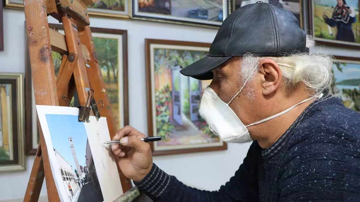 Çocuk yaşlarda resim sanatına ilgi duyan i̇brahim şendil (65), askerlik döneminde fırça ve boya bulamayınca tükenmez kalem ile mikro çalışmalar yapmaya başladı.