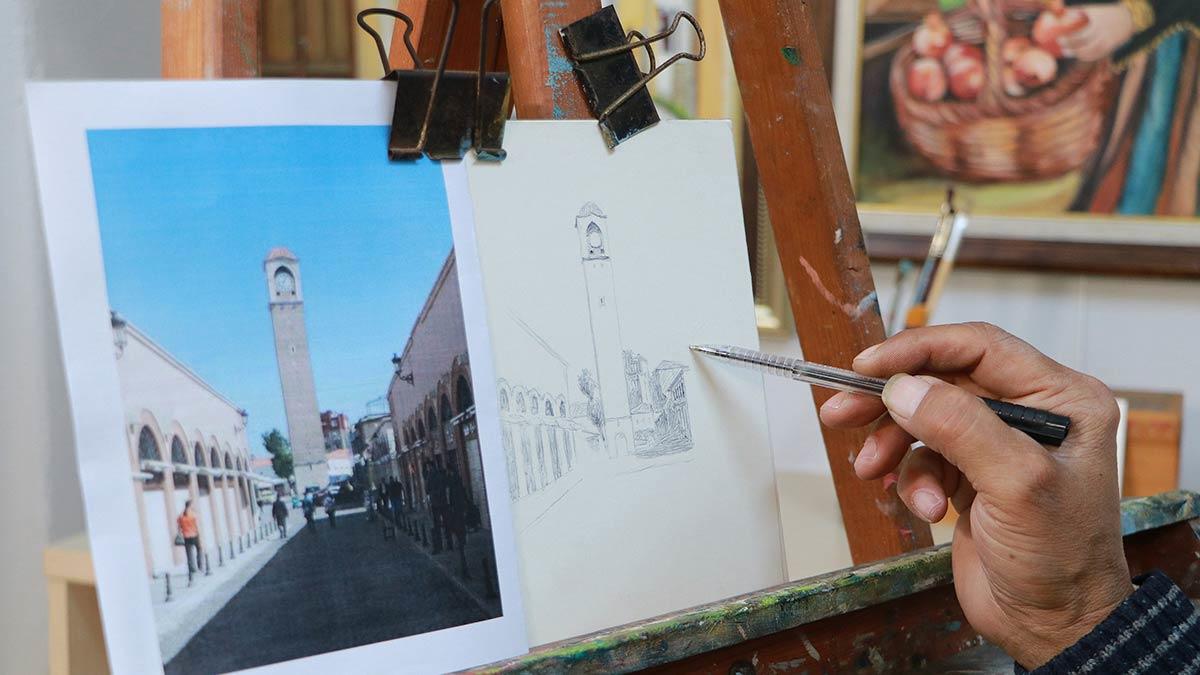 Mimar Sinan Güzel Sanatlar Üniversitesi'nde ders olarak okutulan tükenmez kalem tekniği ile Adana'yı tuvale yansıtıyor.