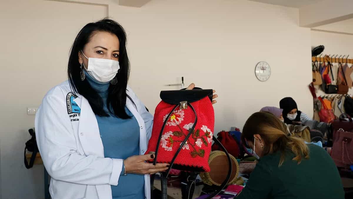 Mardin Artuklu Halk Eğitim Merkezi’nde, İŞKUR iş birliğiyle kadın istihdamına yönelik başlatılan çalışmalarda 18 bin kadın çeşitli alanlarda meslek edindi.