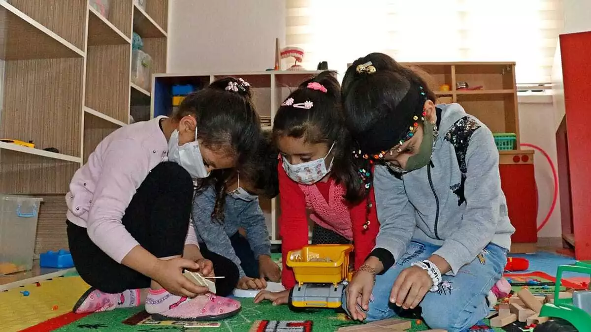 Mardin'in artuklu belediyesi'nce kadınlara yönelik meslek edinme çalışmaları kapsamında son 4 yılda düzenlenen kurslara katılan 1100 kadın meslek sahibi oldu.