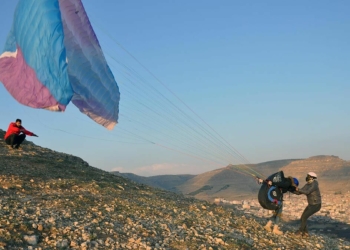 Kadınlar Günü'nde yamaç paraşütü etkinliği düzenledi