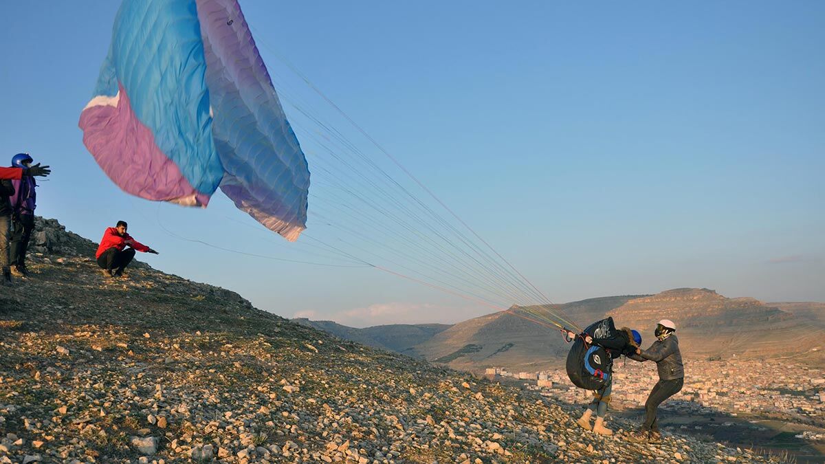 Kadınlar Günü'nde yamaç paraşütü etkinliği düzenledi