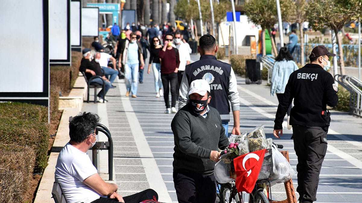 Marmaris'te güneşli havayı görenler sahile koştu
