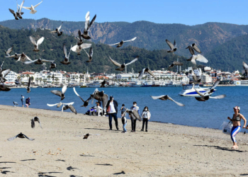 Marmaris'te güneşli havayı görenler sahile koştu