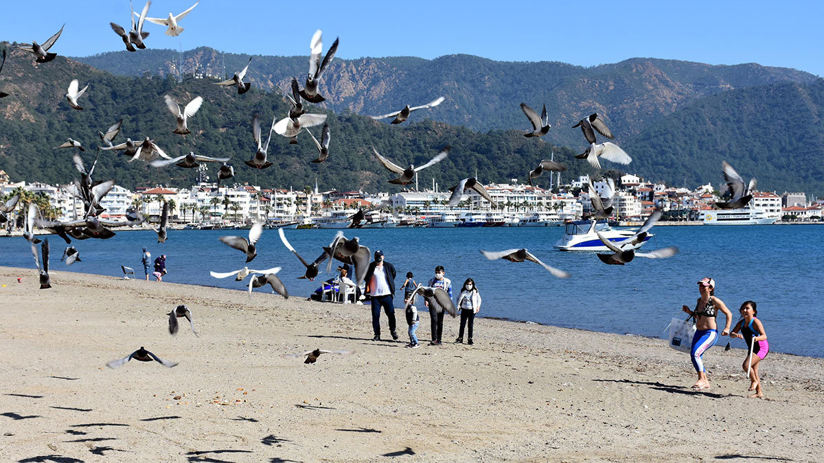 Marmaris'te güneşli havayı görenler sahile koştu