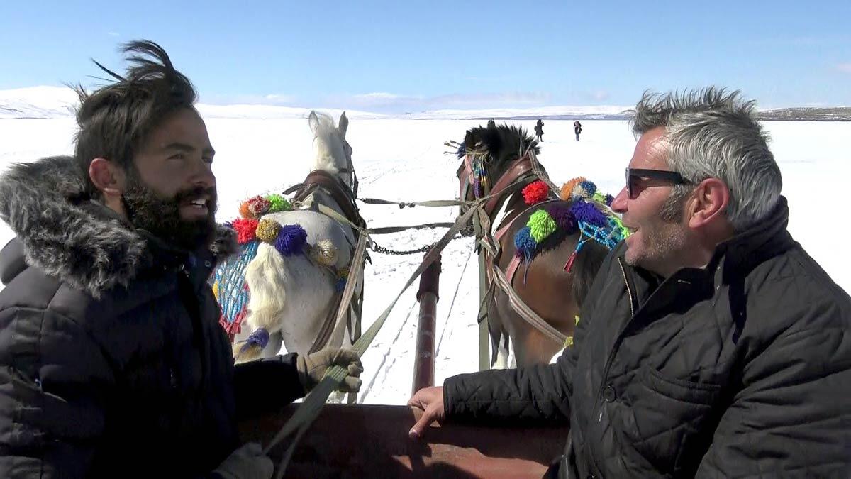 Ardahan ile Kars sınırlarında yer alan yüzeyi buzla kaplı Çıldır Gölü'nde atlı kızak keyfi mart ayının son günlerinde kışı aratmayan güzellik sunuyor.