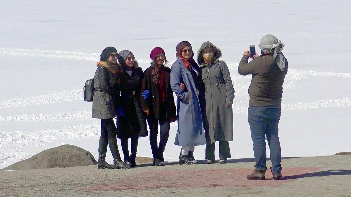 Çıldır Gölü'nde atlı kızak keyfi