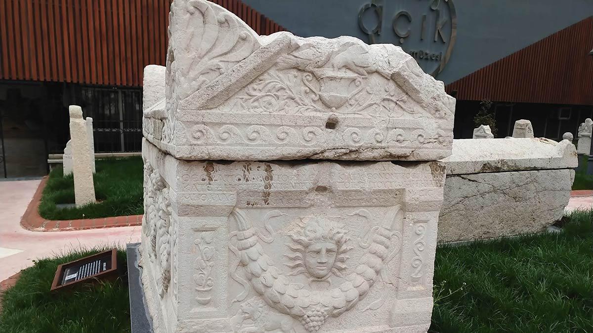 Amasya’nın Merzifon ilçesinde 1994 yılında bulunan ve üzerinde Medusa kabartmalı beddua yazan lahit, Amasya Müzesi’nde sergileniyor. 