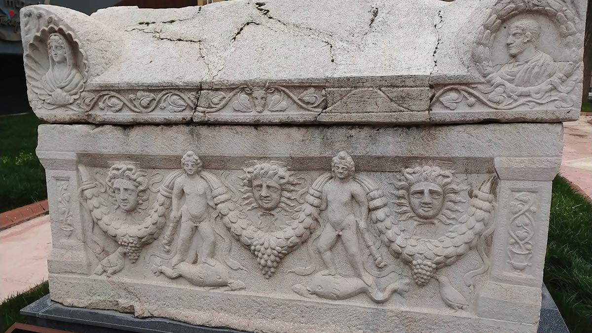 Medusa kabartmalı beddua yazan lahit sergileniyor