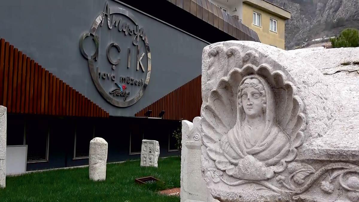 Yapılan incelemelerde lahidin üzerinde, ‘Her kim ki saygı ve merhamet duygularıyla yaklaşanlar Tanrı'dan iyilik görsünler. Ancak kötü niyetle yaklaşanlar, mezarı ele geçirmeye çalışanlar veya başka bir kötülük yapanlar için bu dünya basılmaz, denizler aşılmaz olsun.