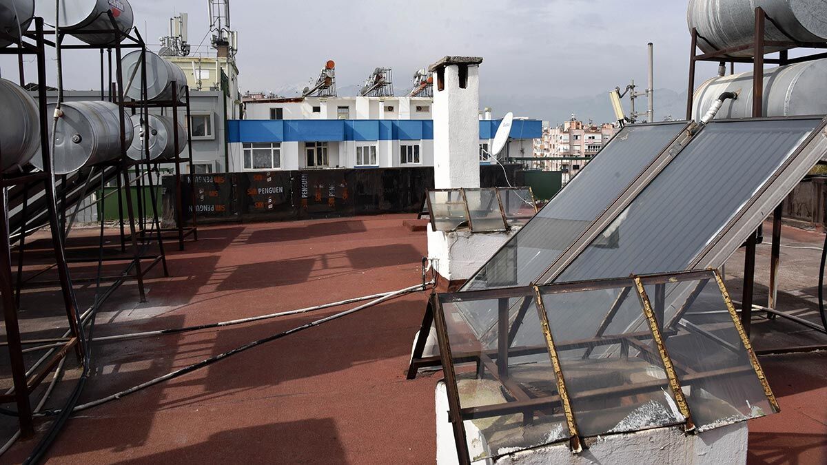 Polat’ın C.A. tarafından iple boğularak öldürüldüğü belirlendi. C.A.’nın dışarıdan anlaşılmayacak şekilde folyoyla sardığı saptanan cesedi, kurye S.G.'ye verdiği, S.G.’nin de cesedi bacaklarının arasına alıp, halı gibi taşıdığı tespit edildi.