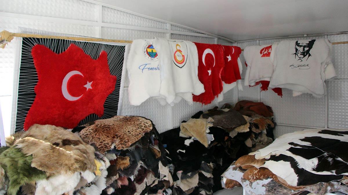 Ali Aslan 20 metrekarelik dükkânında, unutulmaya yüz tutan pösteki isimli hayvan derisi ve tüylerinden ürettiği halıları satıyor.