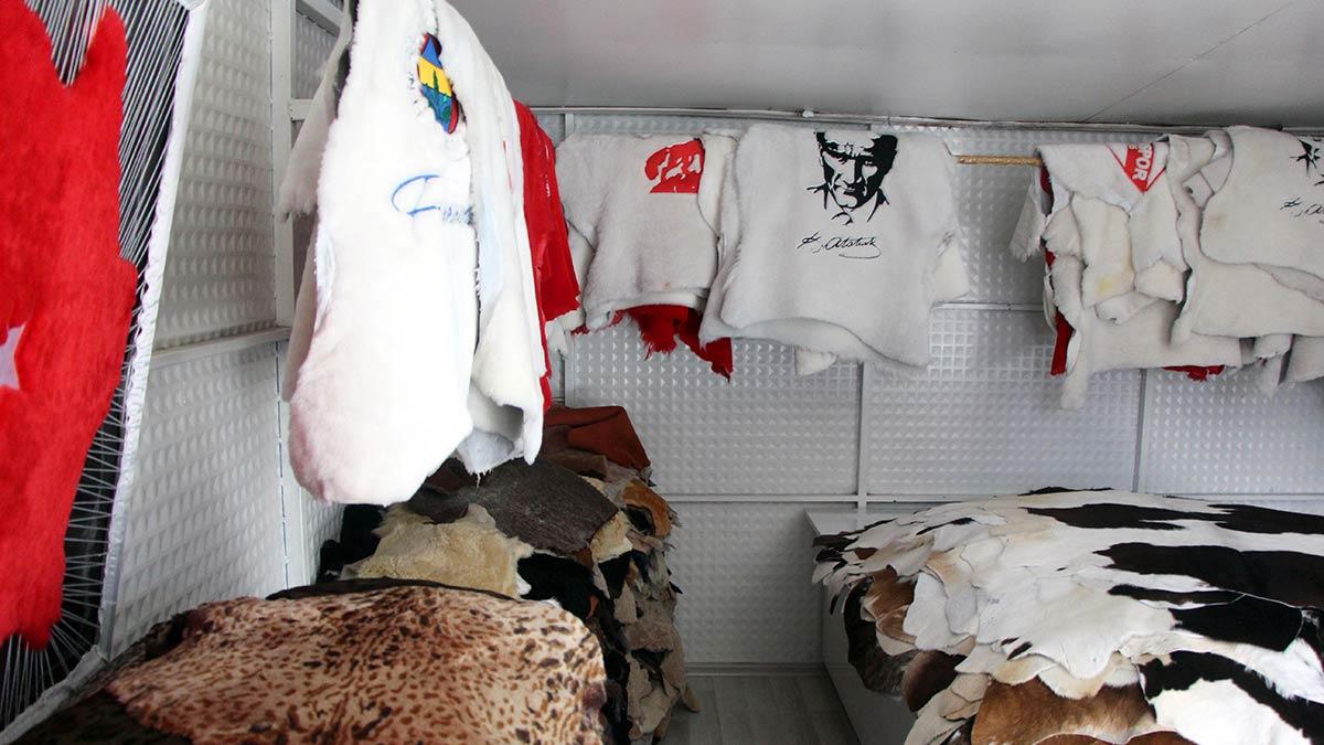 Kentte bu işi yapan tek kişi olan ve çırak bulamadığından yakınan Aslan'ın pöstekileri hediyelik eşya olarak ilgi görüyor.