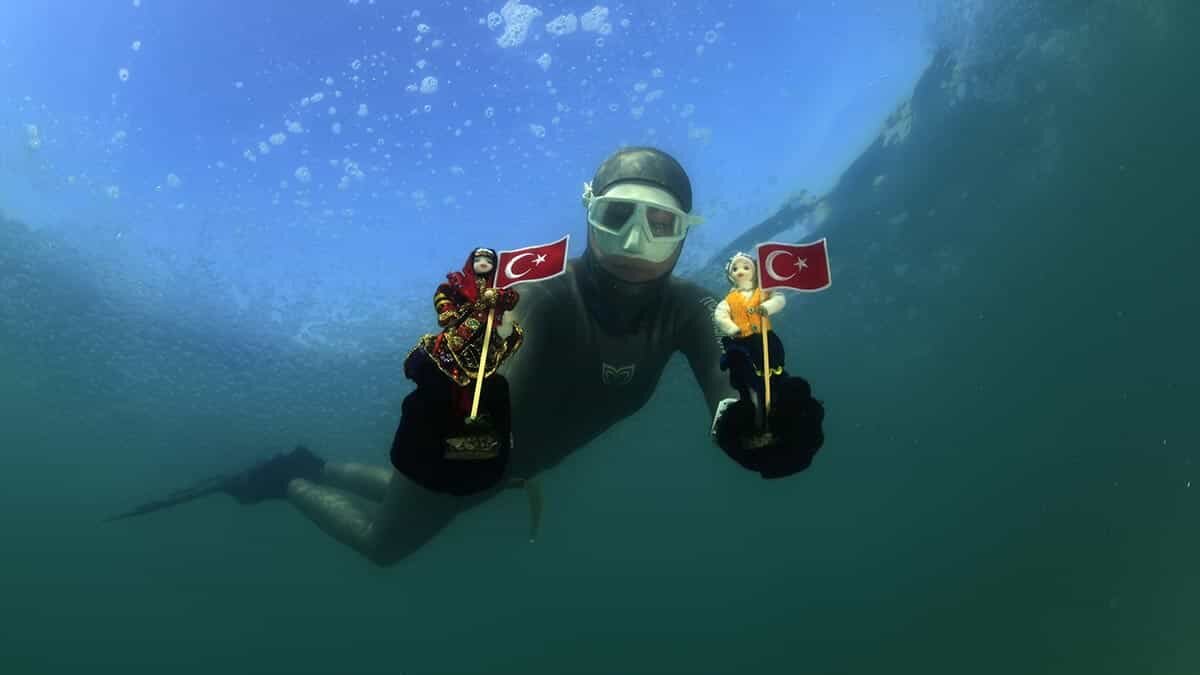 Birgül Erken Kadınlar Günü için dalış yaptı