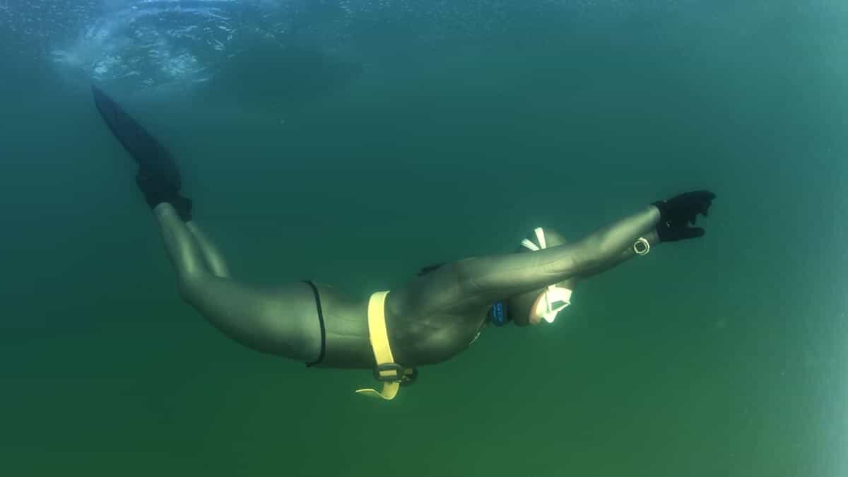 Birgül Erken, Sivas'ın Zara ilçesi yakınlarındaki kentin en büyük gölü olan Tödürge Gölü'nde, 8 Mart Dünya Kadınlar Günü için dalış gerçekleştirdi.