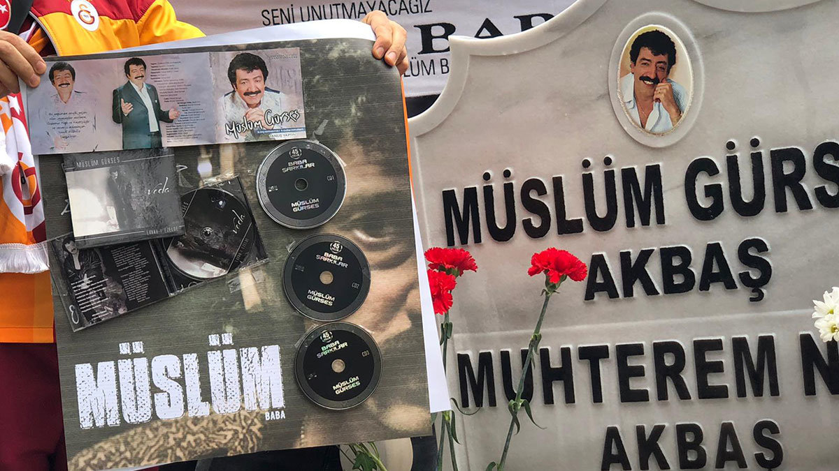 Müslüm Gürses ölümünün 8'inci yılında, arkadaşları ve sevenleri tarafından Zincirlikuyu Mezarlığı'ndaki kabri başında anıldı.