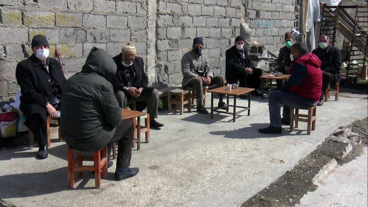 Muş'ta ilkbahar mevsimi yaşanırken, yüksek kesimlerde ise kış mevsimi hüküm sürüyor. Vatandaşlar karlı dağlara karşı güneşin tadını çıkarıyor.