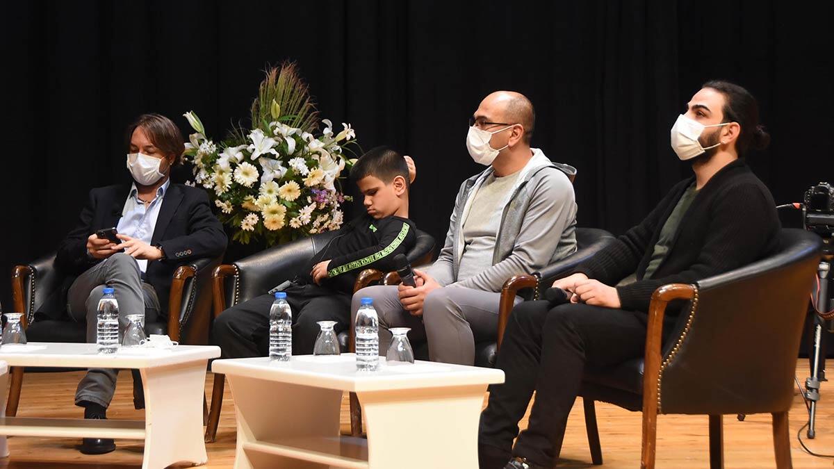 Muşlu Beethoven Bager, İzmirli müzikseverlere Karşıyaka Hikmet Şimşek Sanat Merkezi'nde kendi bestesini de çaldığı bir piyono dinletisi sundu.