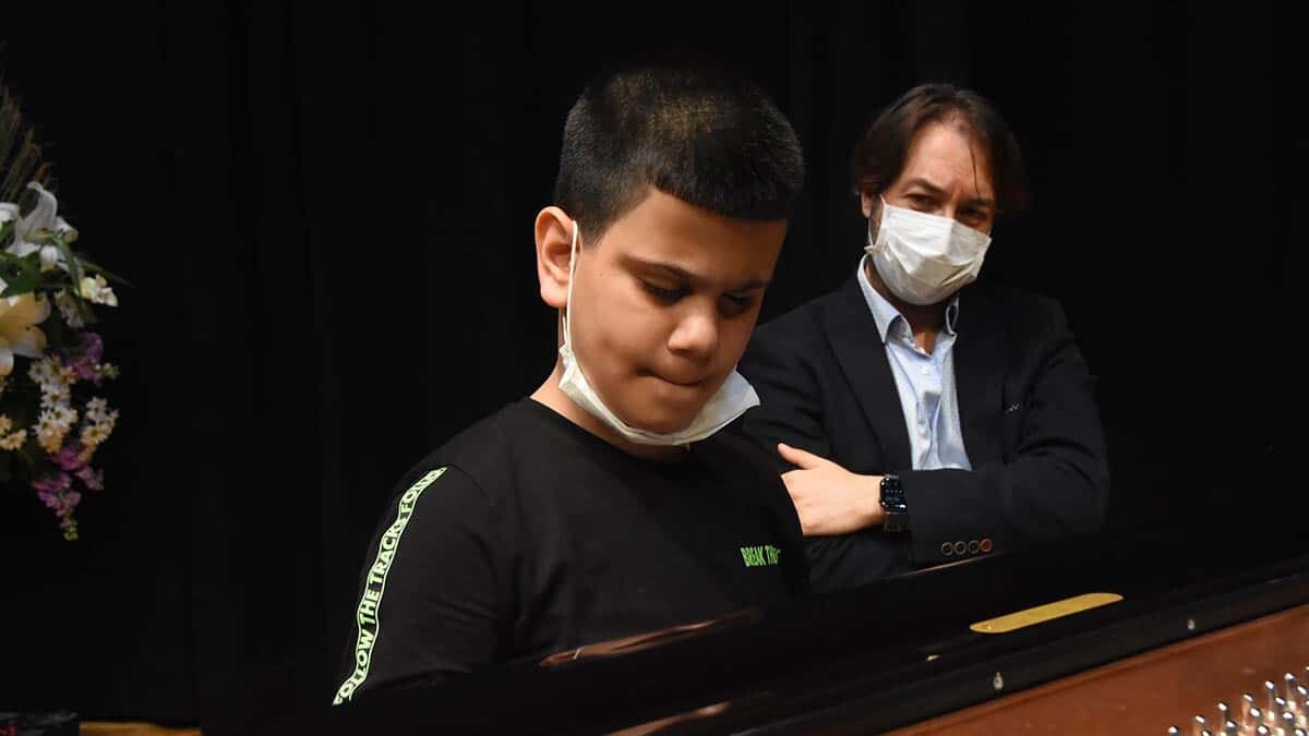 Muşlu Beethoven Bager'den piyano dinletisi