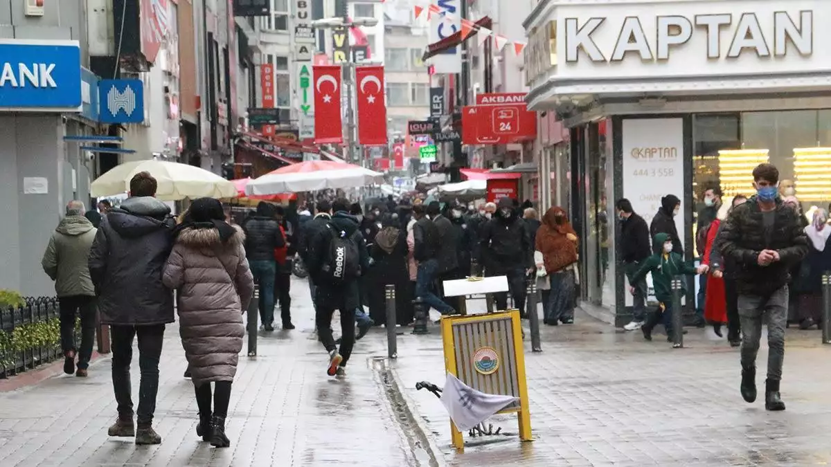 Sağlık bakanlığı'nın yayınladığı koronavirüs risk haritasında, ‘çok yüksek riskli' iller kategorisinde ilk sıralarda yer alan samsun'da mutasyonlu virüs vakalarında artış.