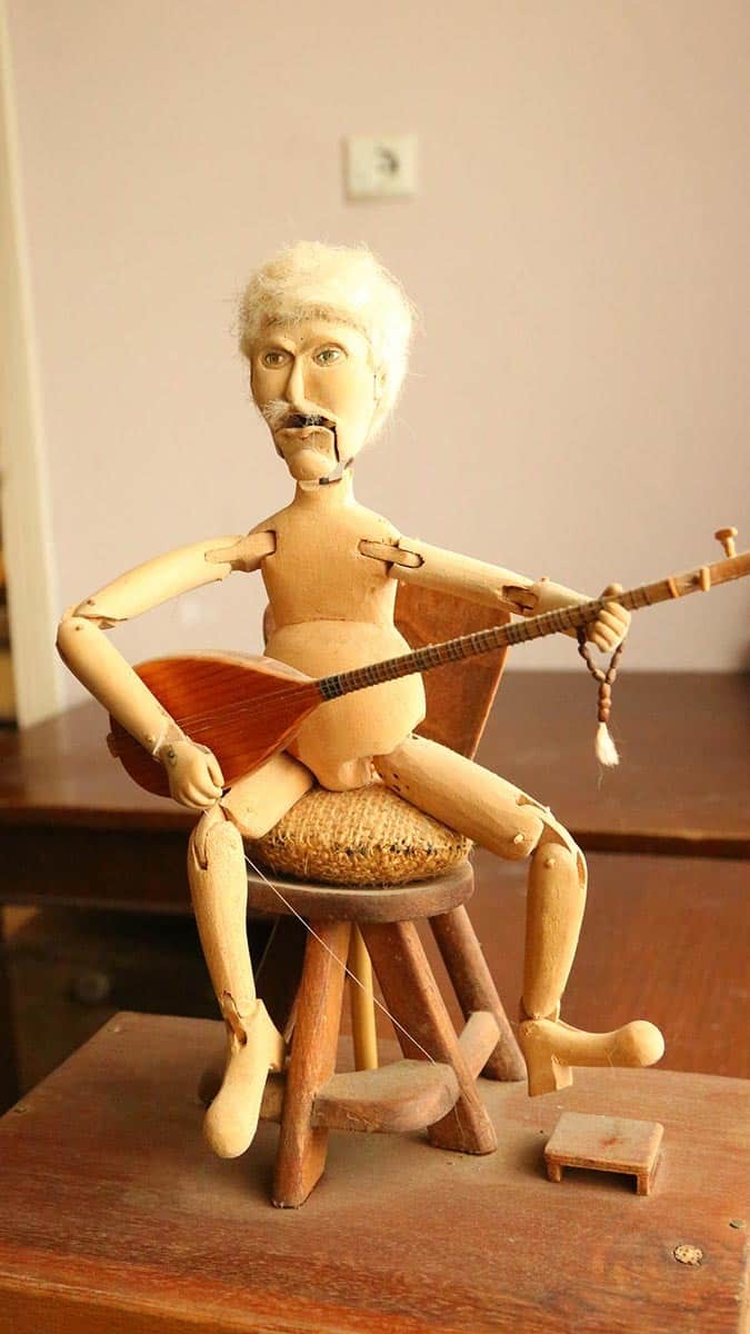 Artvin’in Arhavi ilçesinde ahşap oyma sanatıyla ilgilenen Mecit Çeliktaş (38), geleneksel yöntemlerle şekil verdiği ahşaptan kapı ve dekoratif eşya üretiyor.