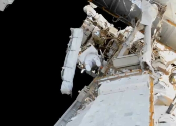 NASA'nın ISS'deki astronotları uzay yürüyüşünde