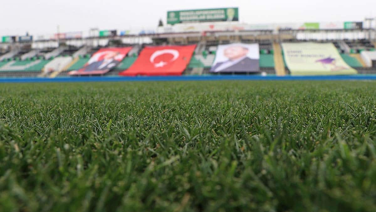 20 yıllık stat sorumlusu Fikret Özgür, yaptığı açıklamada, ekip olarak sahalarındaki zemin üzerinde titizlikle çalıştıklarını, bakımlarını ihmal etmediklerini belirterek, "Denizlispor'un zeminiyle iyi bir şekilde anılması bizi mutlu ediyor" dedi.