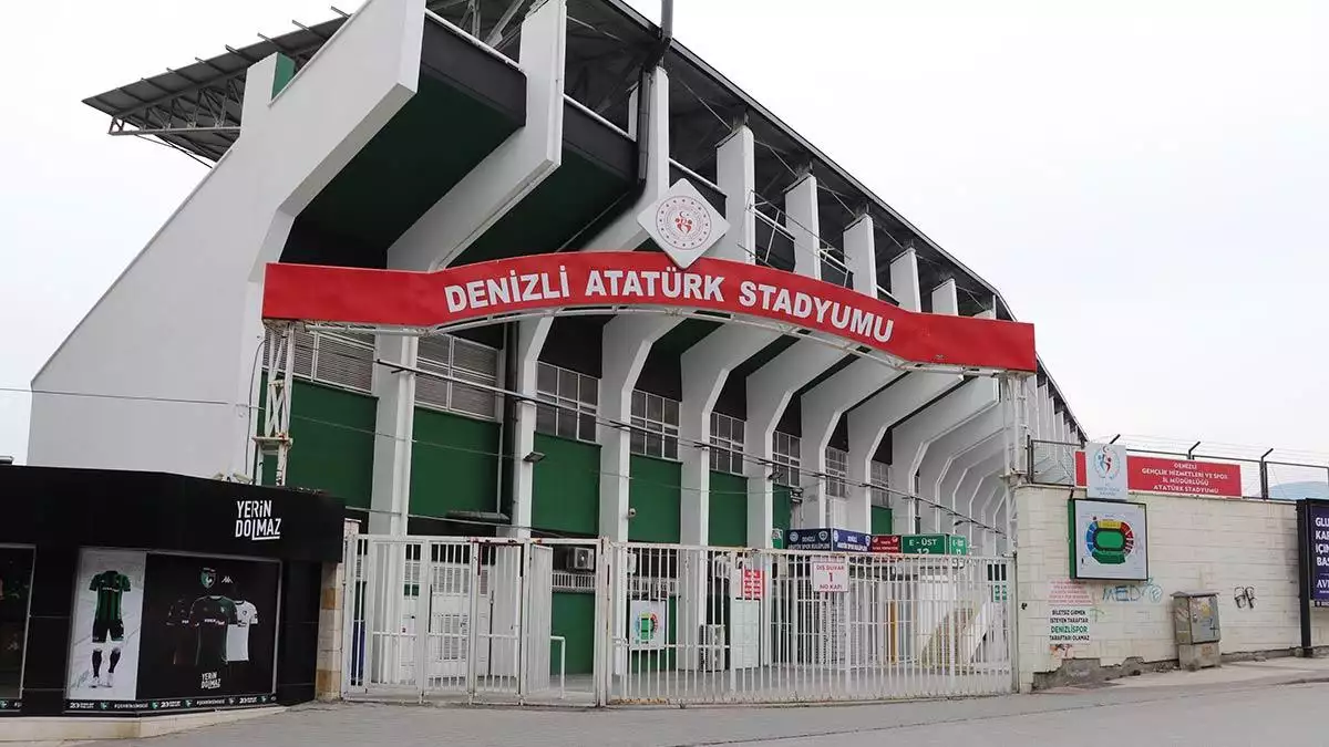 Süper lig ekiplerinden yukatel denizlispor'un maçlarını oynadığı denizli atatürk stadı'nın zemini kalitesiyle beğeni topluyor.