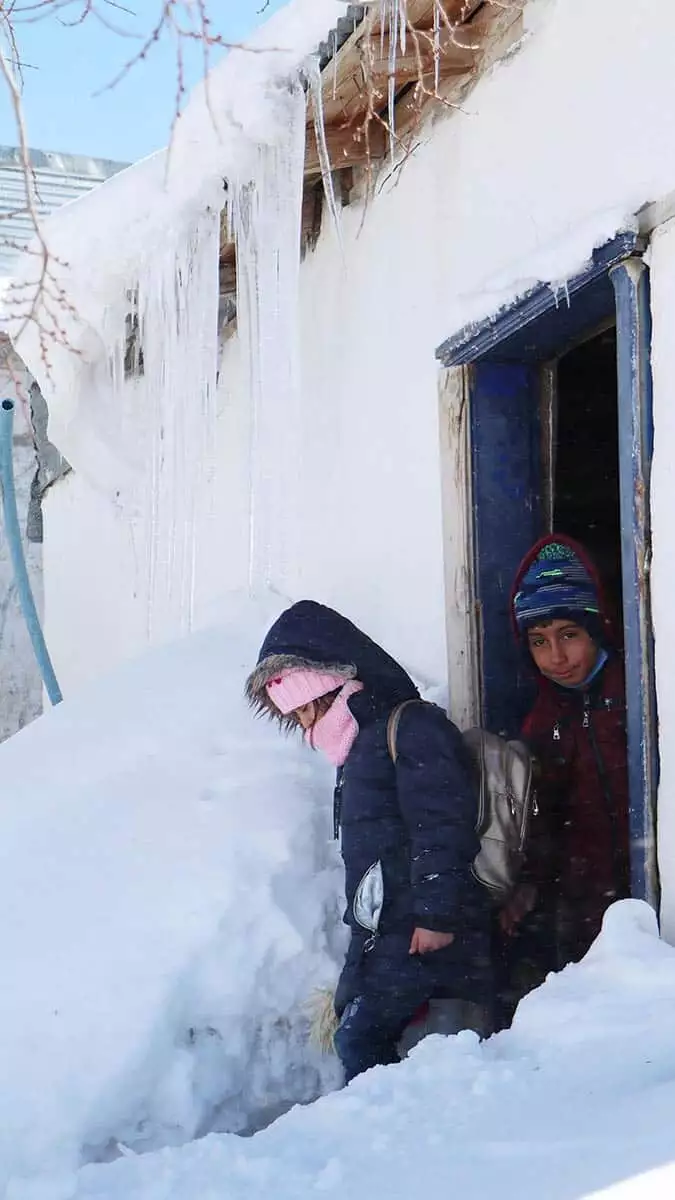 Erzurum'da ev ve ahırlar kara gömüldü