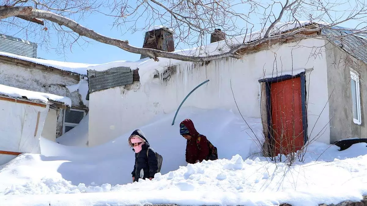 Çatılarda oluşan buz sarkıtlarının boyu ise 3 metreye ulaştı. Okula giden öğrenciler karlı yollardan geçerken, kuşlar ise yiyecek bulmak için sürekli kanat çırpıyor.