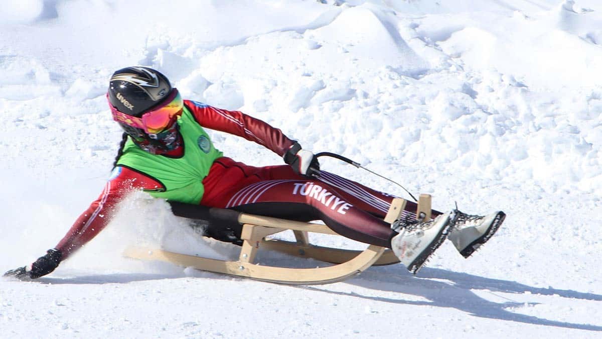 Türkiye kızak federasyonu'nca palandöken kayak merkezi'nin zirvesinde düzenlenen kulüpler erzurum i̇l birinciliği natürel kızak yarışması yapıldı.
