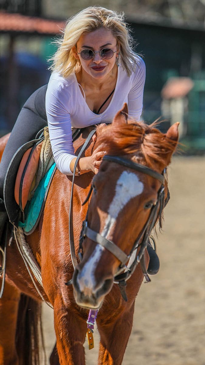 Antalya'nın Kemer ilçesindeki otel ve at çiftliği izole tatili seçenlerin uğrak yeri haline geldi, tatil seçimleri doğal ortamdan yana kullanılıyor.