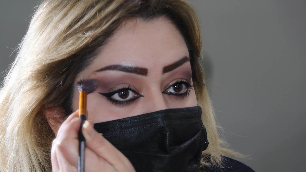 Salgın tedbirleri kapsamında maske kullanımı zorunlu olurken, kadınlar da yüzlerine daha az makyaj yapmaya başladı. Pandemide kadınlar göz makyajına ağırlık verdi.