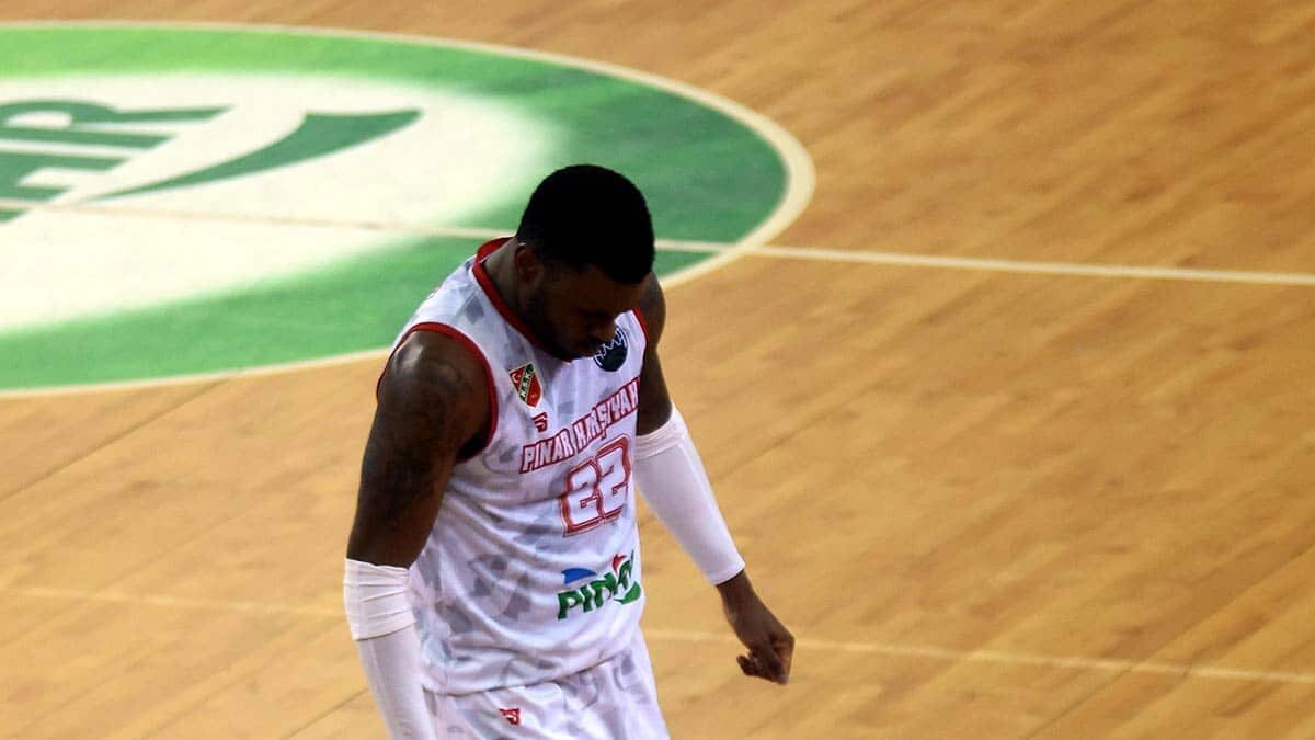 Hapoel Unet-Credit Holon'a bitime 0.6 saniye kala teknik faulle 77-76 yenilip 8'li Final yolunda Pınar Karşıyaka avantajı kaçırmanın şokunu yaşıyor.