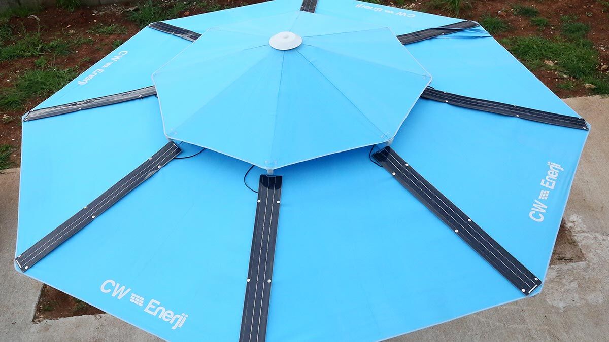 Antalya'da güneş enerjisi panel üretiminde farklı ürünler geliştiren firma, güneş enerjisinden elektrik üreten plaj şemsiyeleri üretimine başladı.