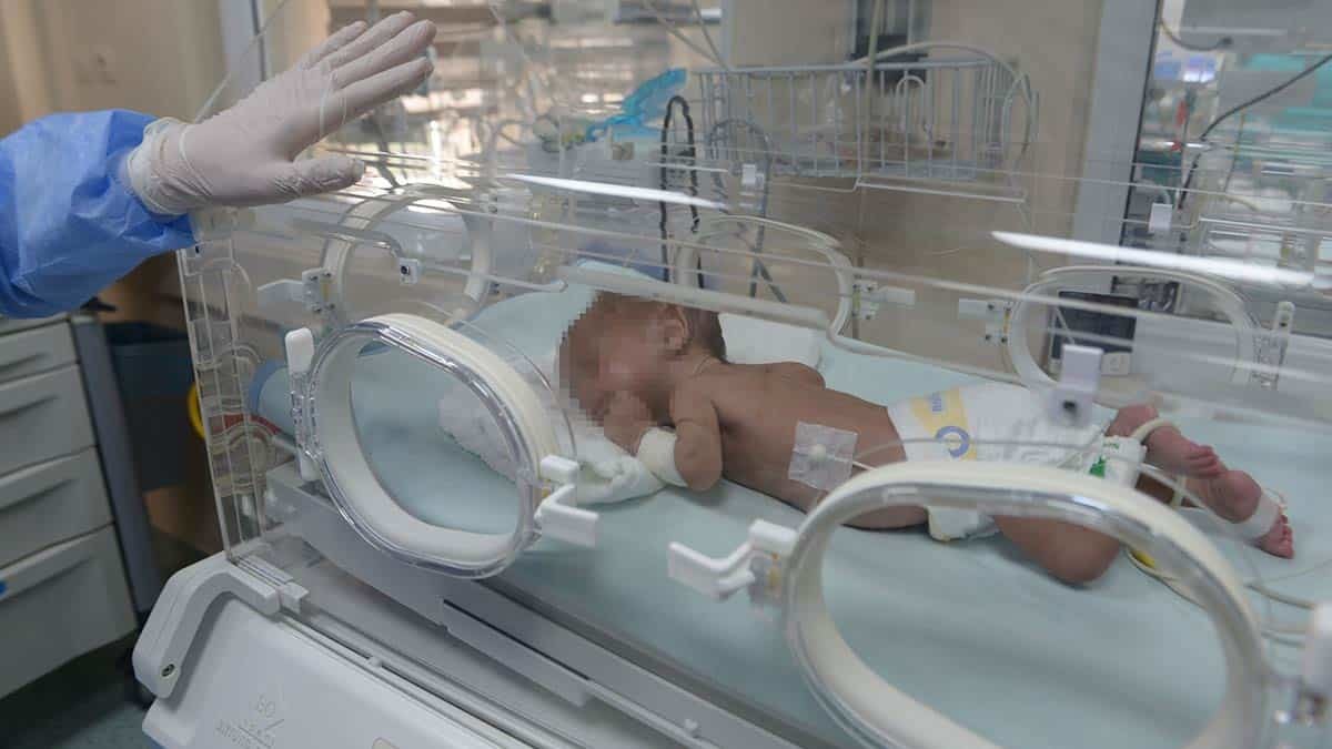 Salgının üzerinden 1 yıl geçtiğini hatırlatan Prof. Dr. Nejat Narlı, bu süreçte gerek Türkiye'de gerek uluslararası çalışmalarda ve kendi hastanelerinde izledikleri yenidoğanlarda ciddi bir problemle karşılaşılmadığını belirtti.