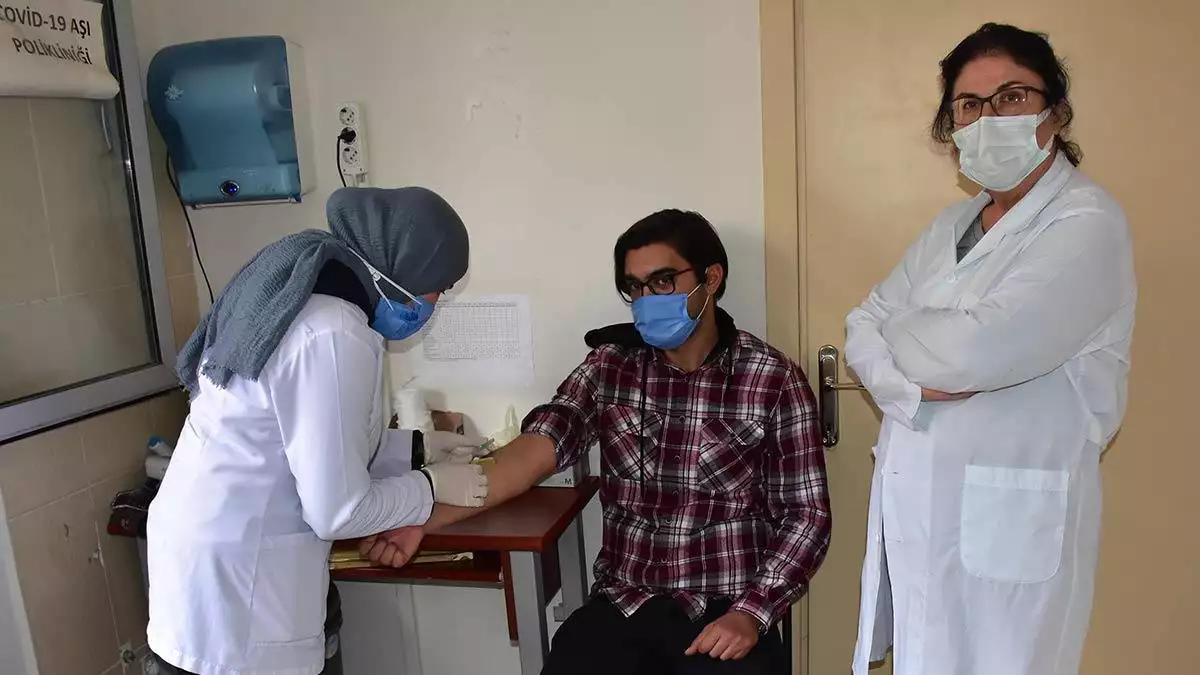 İzmir'deki tepecik eğitim ve araştırma hastanesi enfeksiyon hastalıkları ve klinik mikrobiyoloji kliniği eğitim sorumlusu prof. Dr. Şükran köse, gerçekleştirdikleri faz- 3 aşamasının 'coronavac' aşısının oldukça etkili bir aşı olduğunu ortaya koyduğunu söyledi.