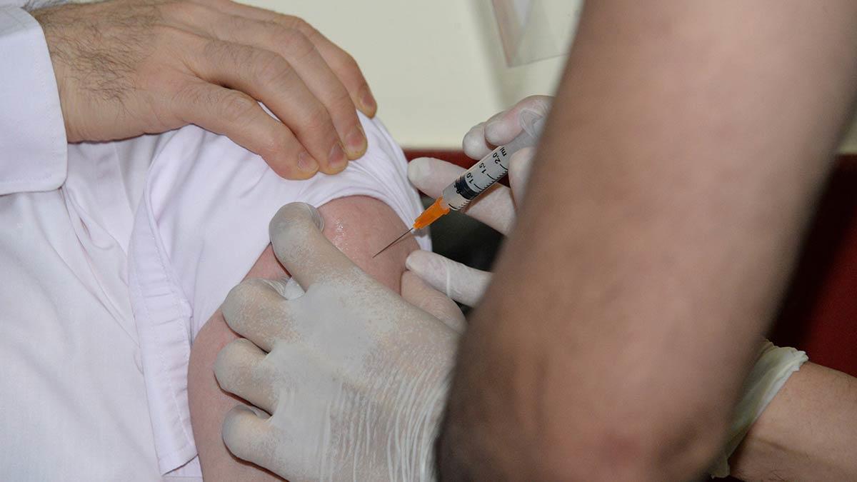 Prof. Dr. Recep Tekin, yüksek vaka sayılarına rağmen yatan hasta ve yoğun bakımdaki hasta sayılarında düşüşün, mutasyonlu virüsün etkisini yitirmesinden kaynaklandığı söyledi.