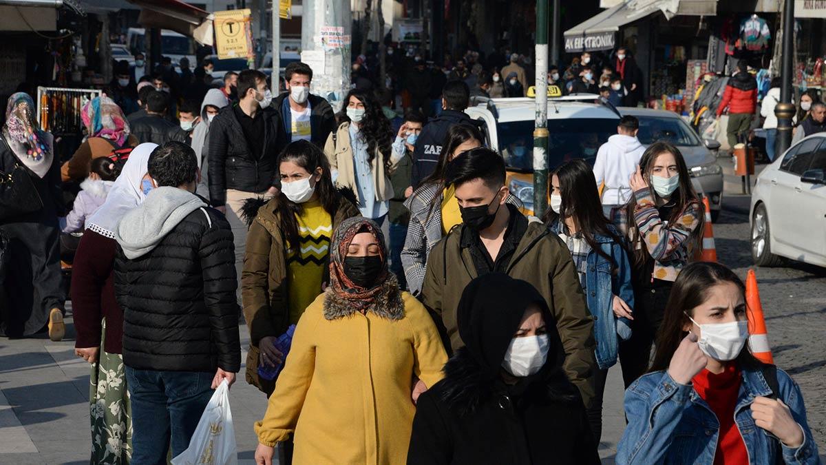 Prof. Dr. Tekin, "Mutasyondaki hızlı bulaşın olması ama yatışın az olması bizim için avantaj. Bir yerden sonra mutasyon etkisiz hale gelecek" dedi.