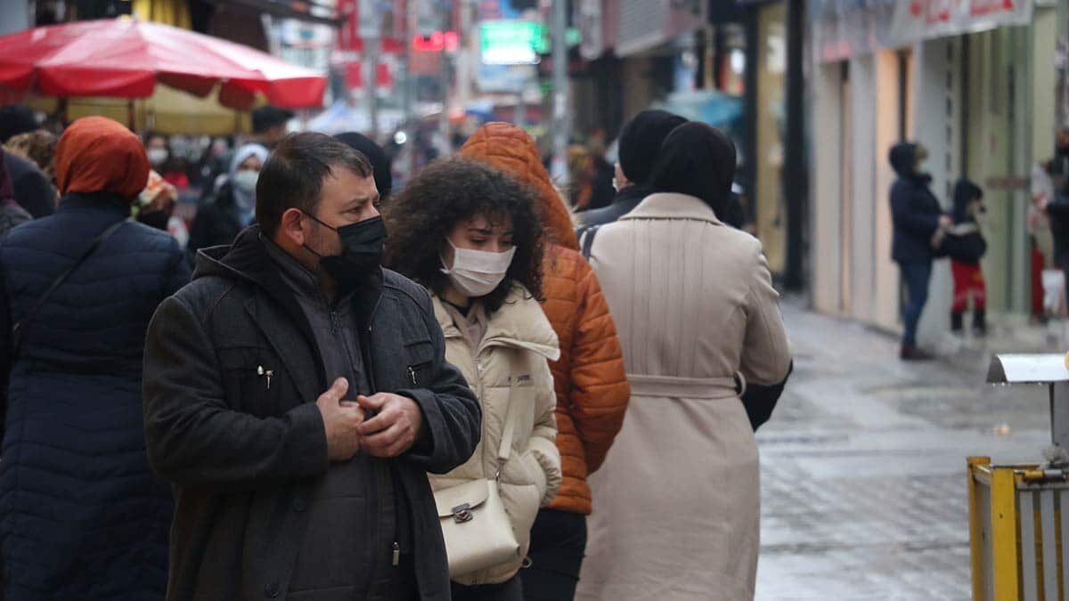 Samsun’daki vakalar İngiliz varyantı dediğimiz mutant virüsten oluşuyor. Bu virüs önceki pandeminin ilk dönemine göre farklı semptomlar seyrediyor.