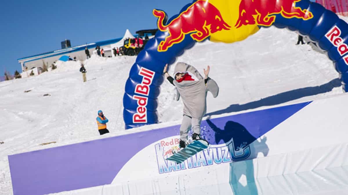 Red Bull Kar Havuzu Kostüm Savaşları yayında