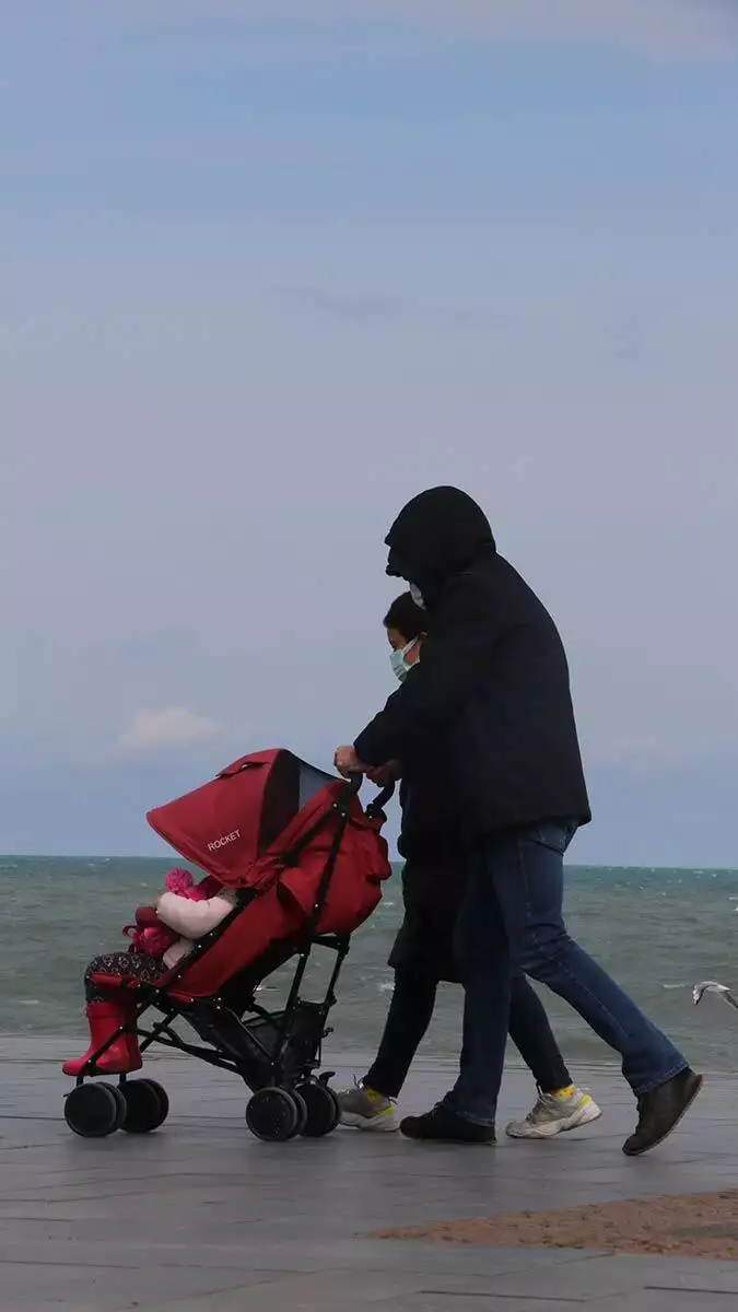 Kentte, soğuk ve rüzgârlı havaya rağmen bazı vatandaşlar deniz kenarına giderek sahilde bisiklet sürüp, yürüyüş yaparken, çocuklar ise parklarda oyun oynadı.