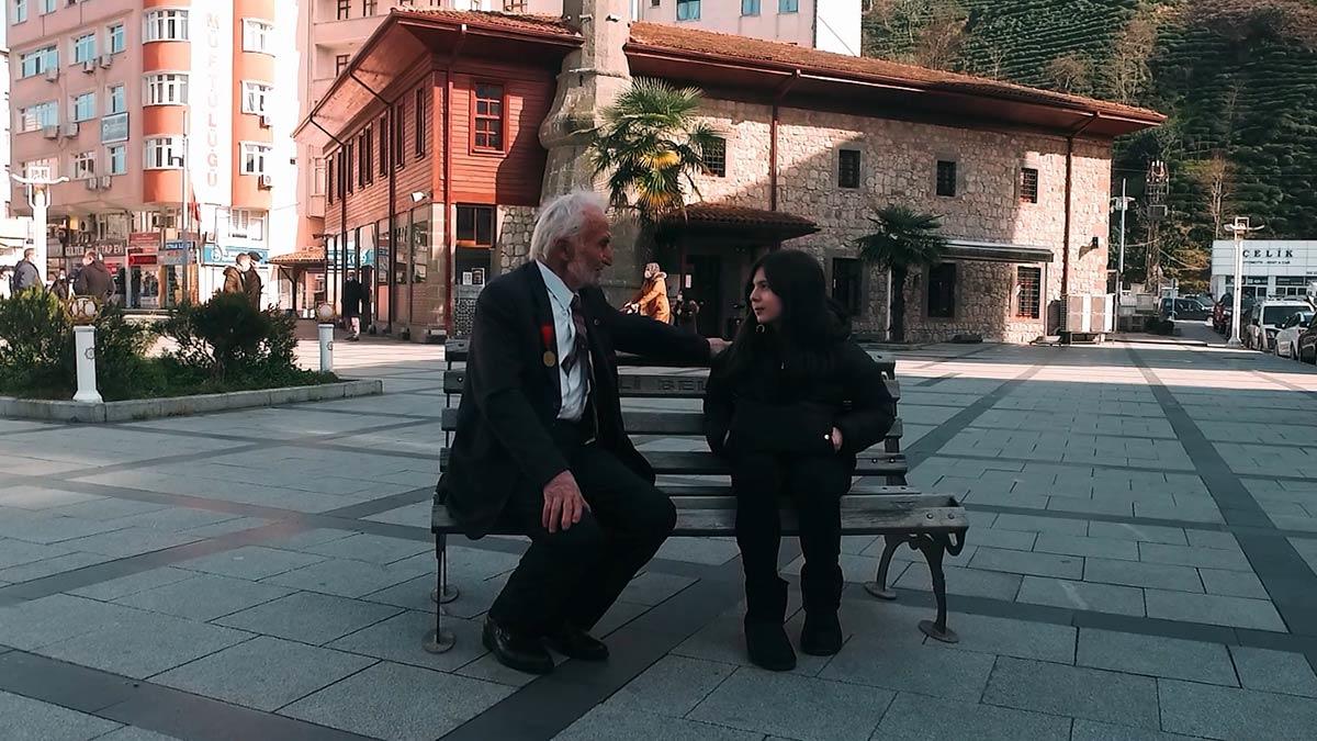 Torunlarının ellerinden tutan nine ve dedelerin, kentin tarihi ve turistik yerlerini gezerek İstiklal Marşı kıtalarını seslendirildiği klip, sosyal medyada ilgi gördü.