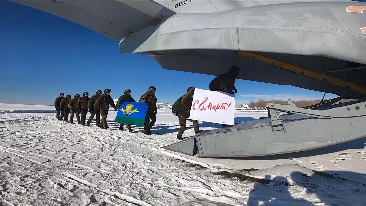 Paraşütçüler 8 Mart yazılı sancakla iniş yaptı