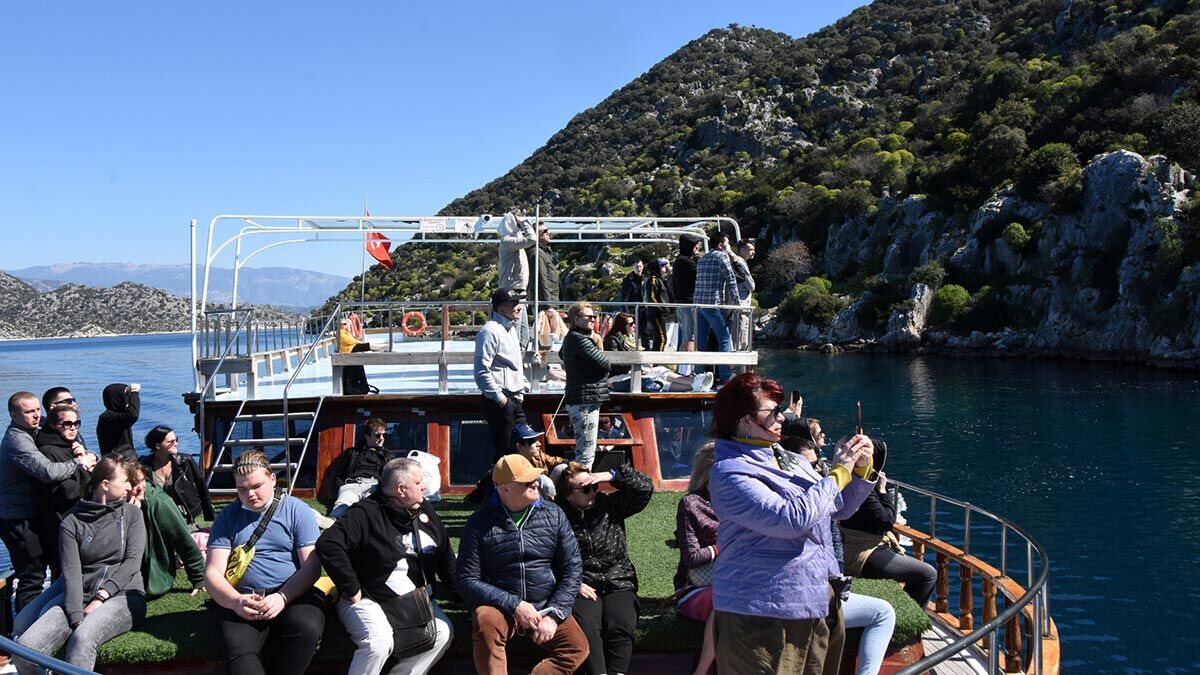 Rus turistler Demre ve Kekova'nın adeta bir cennet olduğunu belirterek, tatil için yeniden ilçeye geleceklerini söyledi.