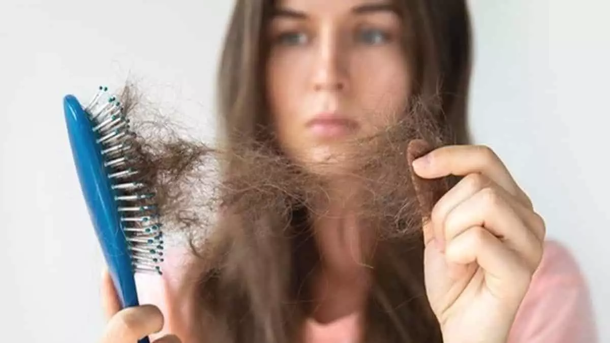 Saç dökülmeleri ateşli hastalık sonrası görülebilir