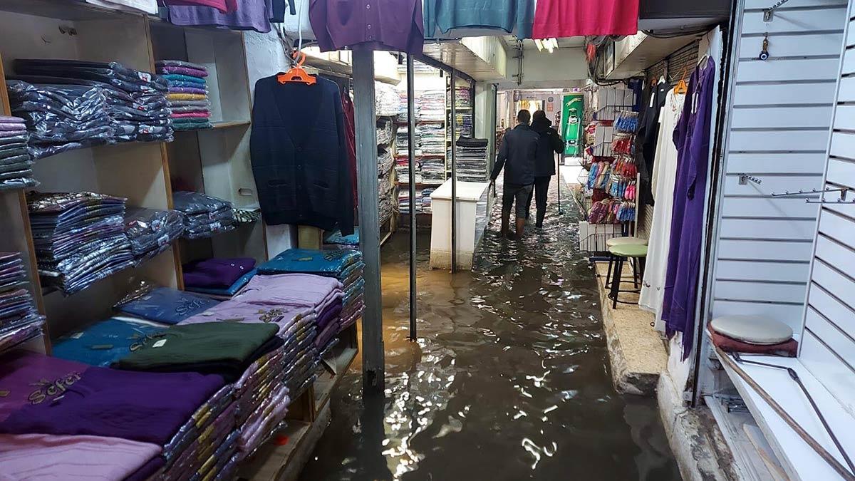 Tarihi Kemeraltı Çarşısı'ndaki işhanını su bastı