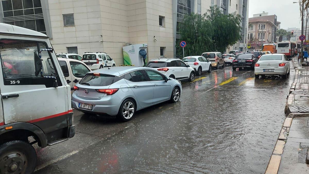 Tarihi Kemeraltı Çarşısı'ndaki işhanını su bastı
